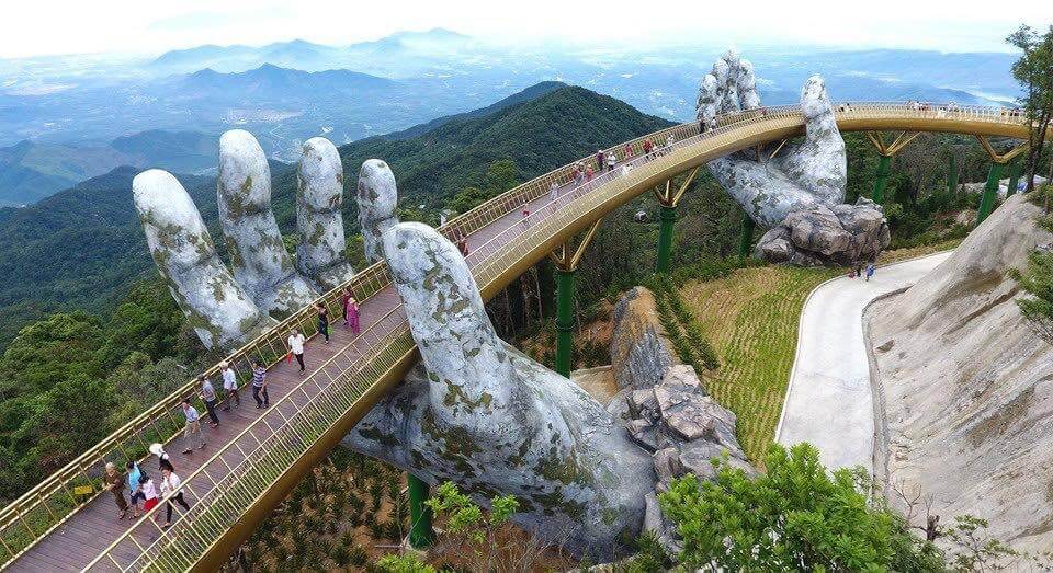 pont sur des mains avec promeneurs